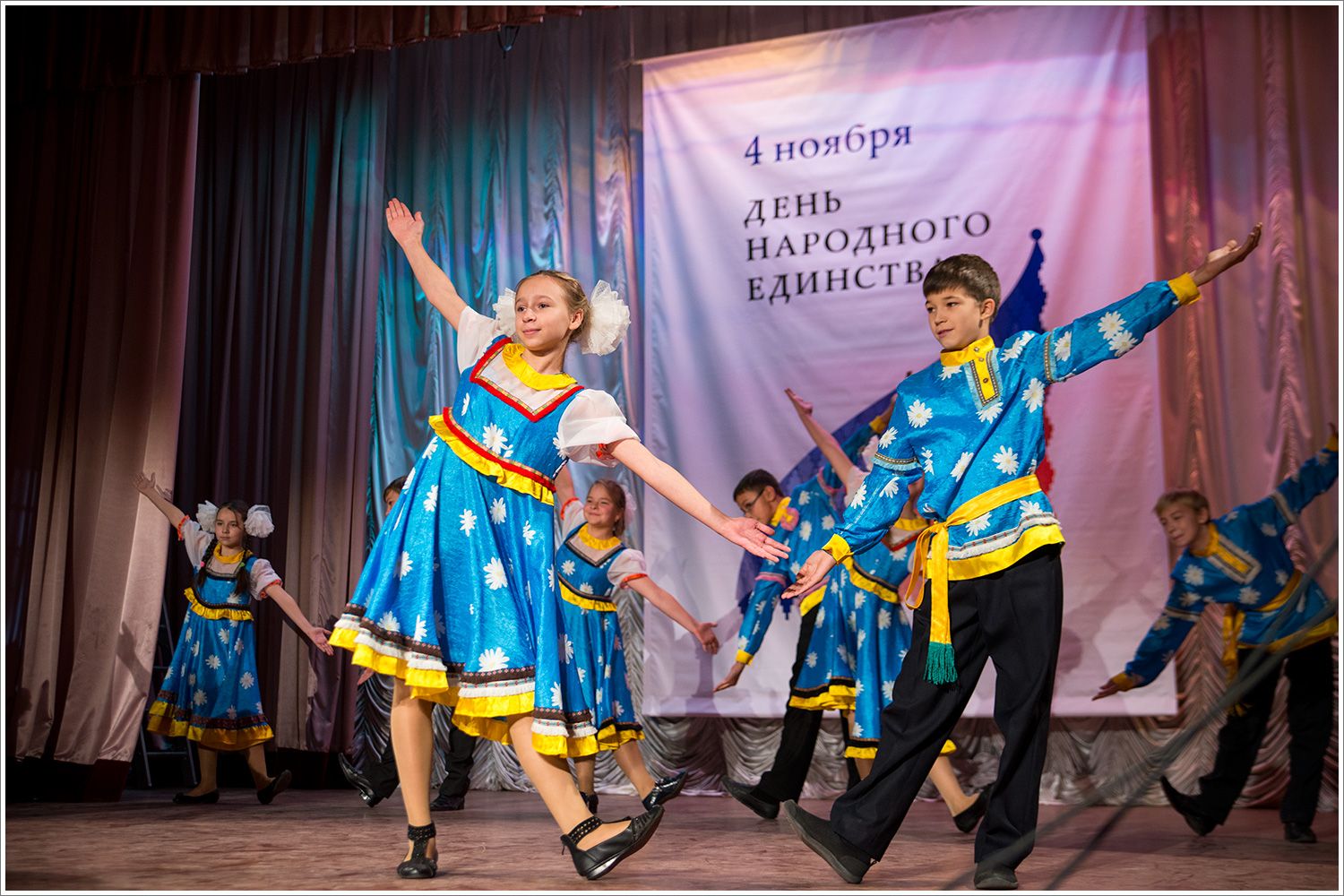 День народного концерта. Дом дружбы народов Набережные Челны. День народного единства концерт. ДК Родник Набережные Челны. Концерт Дружба народов места.